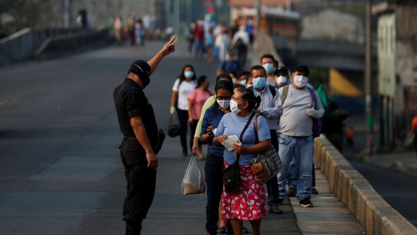 Gente y un policía con mascarillas durante el brote de coronavirus en El Salvador - Sputnik Mundo