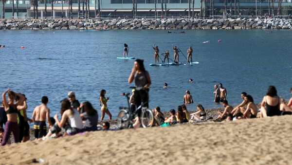 Decenas de personas en la playa de Barcelona durante el 21 de mayo - Sputnik Mundo