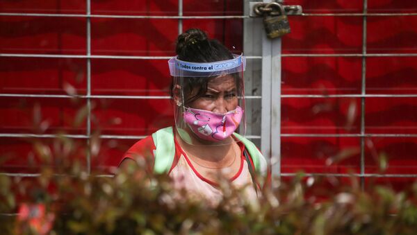 Una mujer con mascarilla en Bogotá, Colombia - Sputnik Mundo