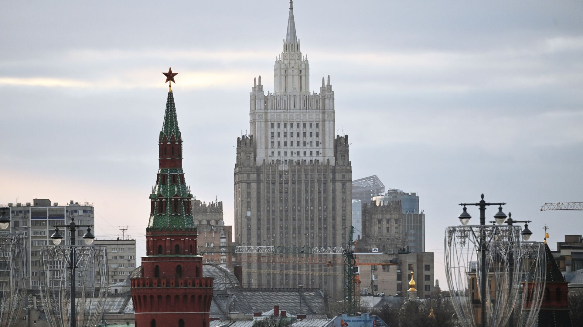 El edificio del Ministerio de Asuntos Exteriores ruso y una de las torres del Kremlin - Sputnik Mundo, 1920, 23.04.2021