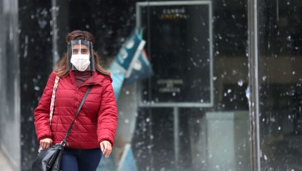 Una chica con mascarilla durante el brote de coronavirus en Argentina - Sputnik Mundo