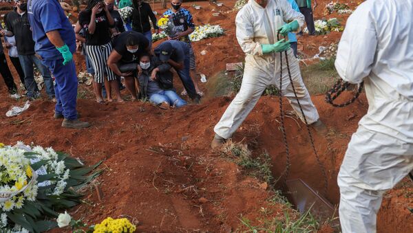 El entierro de una víctima de coronavirus en el cementerio más grande de Brasil, en Sao Paulo - Sputnik Mundo
