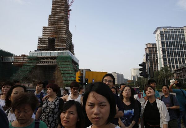 People walk in front of the Parisian Macao in Macau - Sputnik Mundo