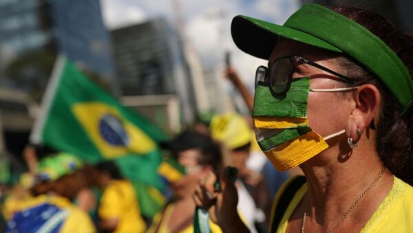Una mujer en mascarilla en Brasil - Sputnik Mundo