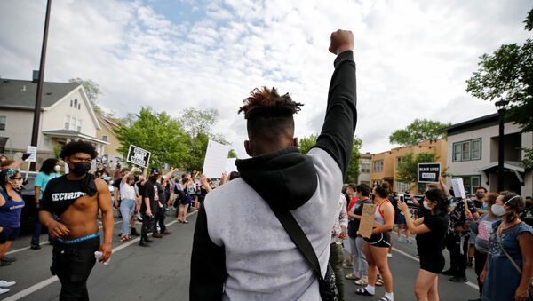 Manifestantes se reúnen en el lugar donde George Floyd, un afroamericano desarmado, fue asfixiado por un policía local - Sputnik Mundo