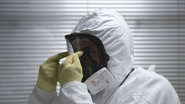 Un médico durante brote de coronavirus en Rusia - Sputnik Mundo