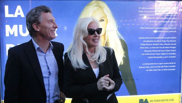 La estrella de televisión argentina Susana Giménez junto a Mauricio Macri en 2015 - Sputnik Mundo