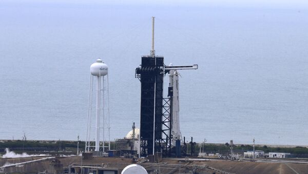 El cohete Falcon 9 de SpaceX con Dragon 2 en el Centro Espacial Kennedy  - Sputnik Mundo