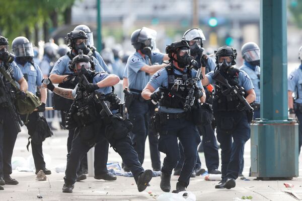 La Policía durante las protestas en Minneapolis  - Sputnik Mundo