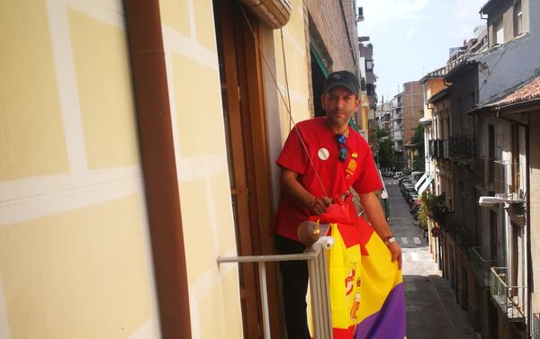 Javier Cuesta vuelve a colgar la bandera republicana en su balcón - Sputnik Mundo