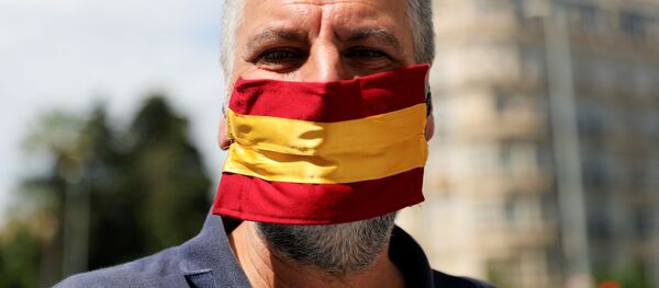 Un hombre con la bandera de España Un hombre con la bandera de España - Sputnik Mundo