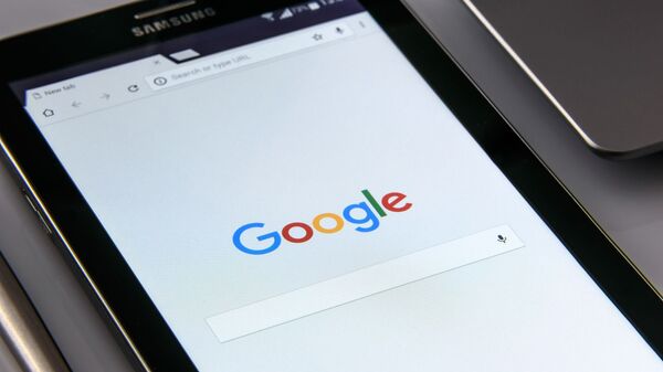 Una tableta con el buscador de Google - Sputnik Mundo