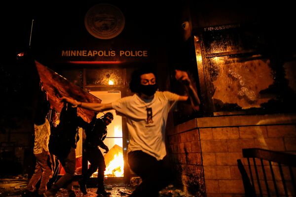 Los altercados en Minneapolis dejan una comisaría de Policía incendiada
 - Sputnik Mundo
