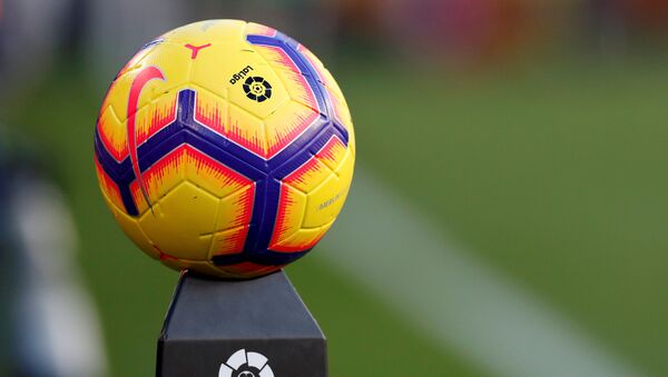 Una pelota de fútbol con el logo de La Liga española - Sputnik Mundo