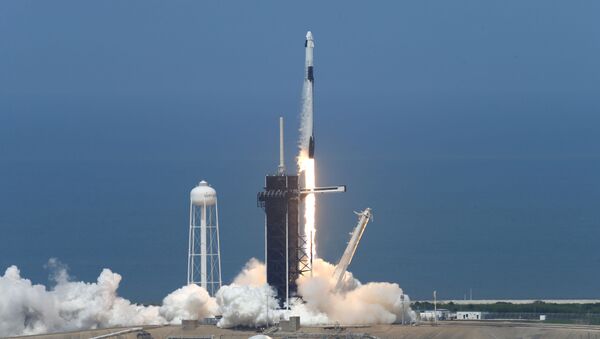 Lanzamiento de Falcon 9 con la nave espacial Crew Dragon - Sputnik Mundo