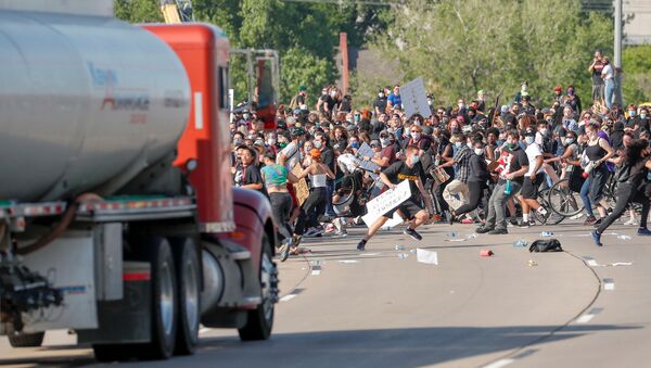 Un camión embiste contra una multitud de manifestantes en Minneapolis - Sputnik Mundo