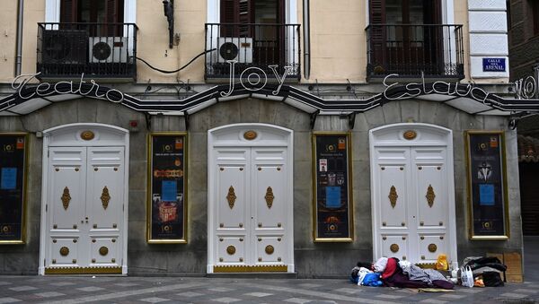 Una persona sin hogar duerme en una calle céntrica de Madrid el pasado mes de marzo. - Sputnik Mundo