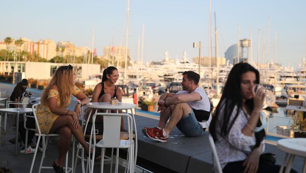 Gente en la terrazza de un bar en Barcelona durante el brote de coronavirus en España - Sputnik Mundo