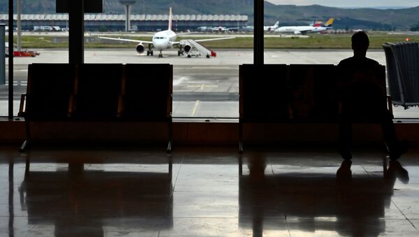 Pasajero espera en el aeropuerto de Madrid Barajas Adolfo Suárez - Sputnik Mundo