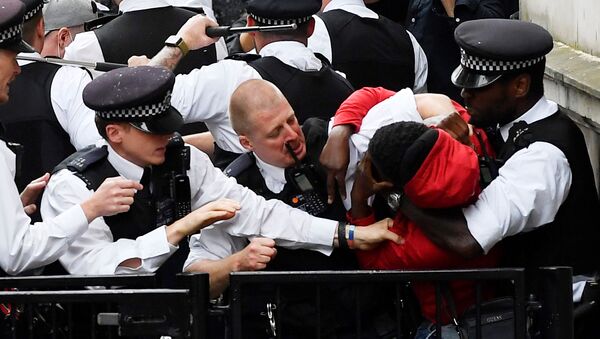 Manifestantes y policías se enfrentan cerca de Downing Street durante una protesta de 'Black Lives Matter' en Londres. El asesinato de George Floyd a manos de un policía en Minneapolis desató una serie de manifestaciones en varias partes de EEUU, que se han extendido a Europa, como respuesta a la violencia policial y el racismo que sufre la comunidad afrodescendiente. - Sputnik Mundo
