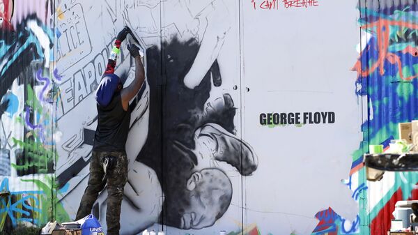 Американский художник Theo Ponchaveli работает над граффити в память о Джордже Флойде - Sputnik Mundo