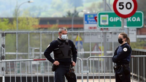 Policías en mascarillas en la frontera entre España y Francia - Sputnik Mundo
