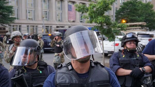 Policía durante las protestas en Washington, EEUU - Sputnik Mundo