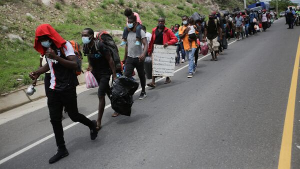 Migrantes de Cuba, África y Haití en una carretera en Honduras - Sputnik Mundo