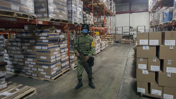 Soldado vigila un almacén con material médico en la ciudad mexicana de Monterrey (imagen referencial) - Sputnik Mundo