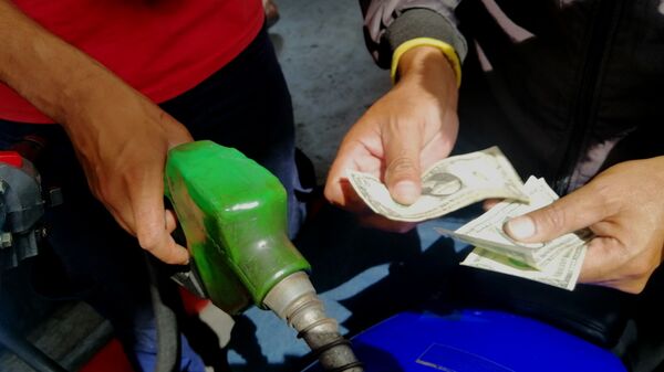 Pago de gasolina con dólares en gasolinera Las Mercedes, Caracas - Sputnik Mundo