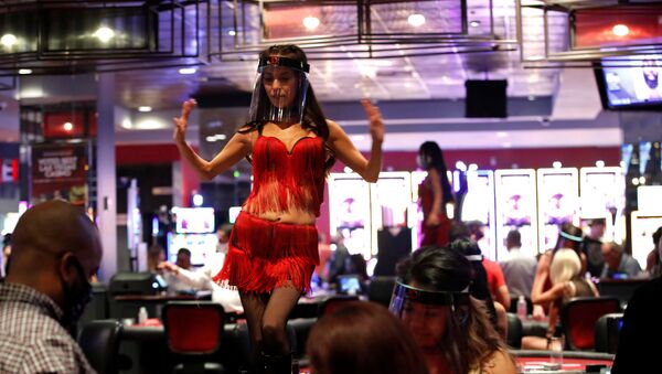 Танцовщица в защитной маске в отеле-казино Лас-Вегаса  - Sputnik Mundo