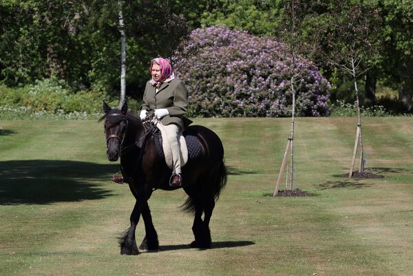 Королева Великобритании Елизавета II на пони в парке Windsor Home  - Sputnik Mundo