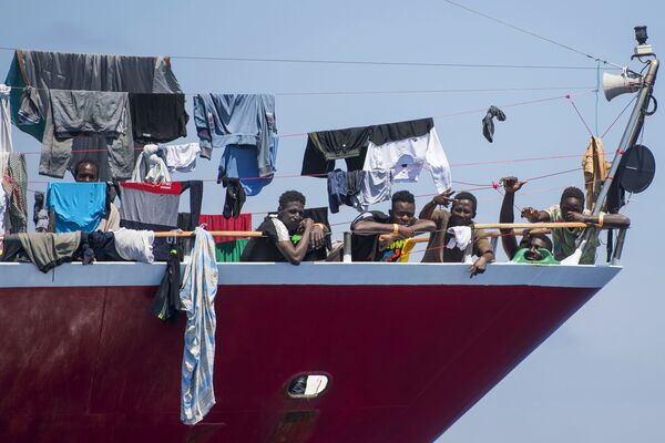 Мигранты сушат свою одежду на борту катера в 20 километрах от Мальты - Sputnik Mundo