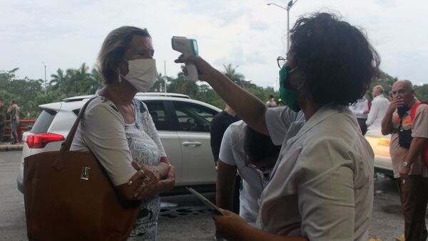 Turistas rusos en el aeropuerto de La Habana hacen pesquisaje médico - Sputnik Mundo