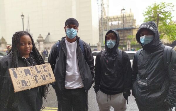 Saul, un estudiante en Londrés durante las protestas (segundo de la izquierda) - Sputnik Mundo