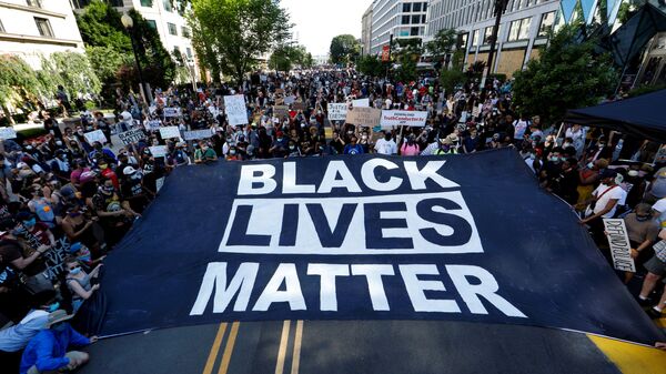 Marcha de protesta contra el racismo y la violencia policial en Washington, el 6 de junio de 2020 - Sputnik Mundo