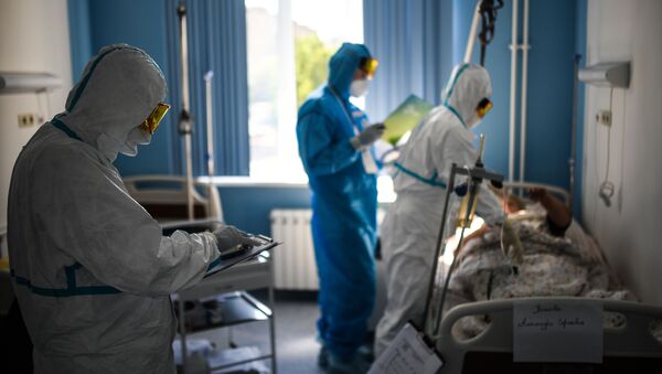 Médicos atienden a pacientes con coronavirus en Rusia - Sputnik Mundo