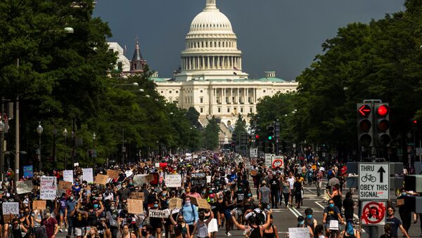 Las protestas contra la violencia policial en Washington, EEUU - Sputnik Mundo