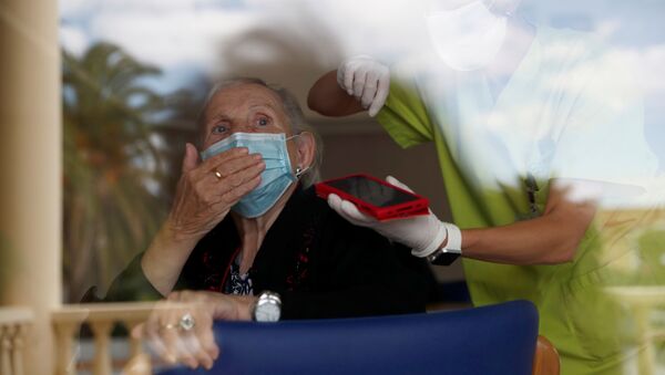 Una mujer en mascarilla durante el brote de coronavirus en España - Sputnik Mundo