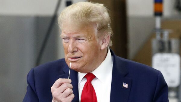El presidente de EEUU, Donald Trump, se acerca a la boca un hisopo utilizado para los test de COVID-19 - Sputnik Mundo