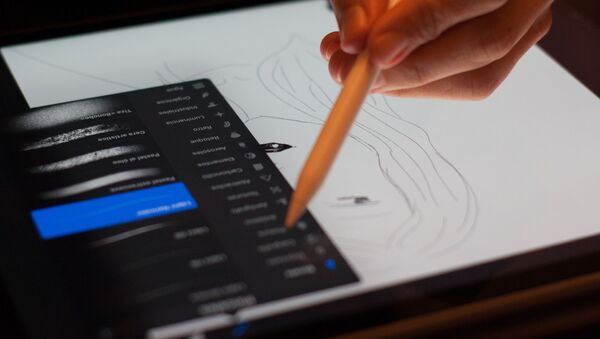 Una persona dibuja en una tableta - Sputnik Mundo