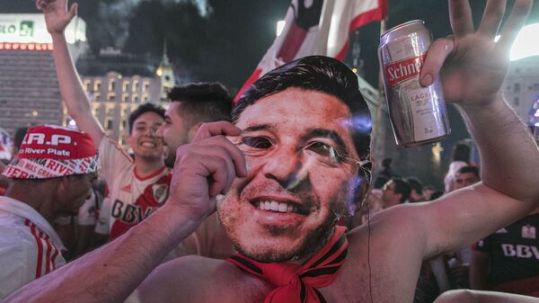 Seguidores del River Plate celebran su victoria contra Boca Juniors - Sputnik Mundo