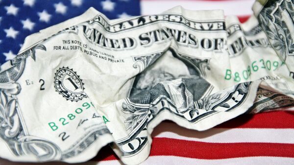 Un dólar arrugado con una bandera estadounidense de fondo - Sputnik Mundo