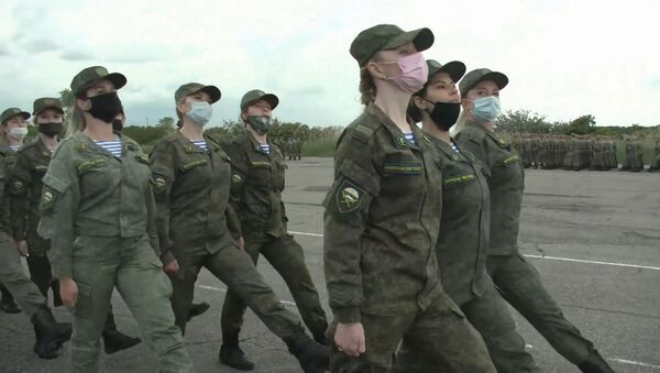 Mujeres militares se preparan para el Desfile de la Victoria en Rusia - Sputnik Mundo