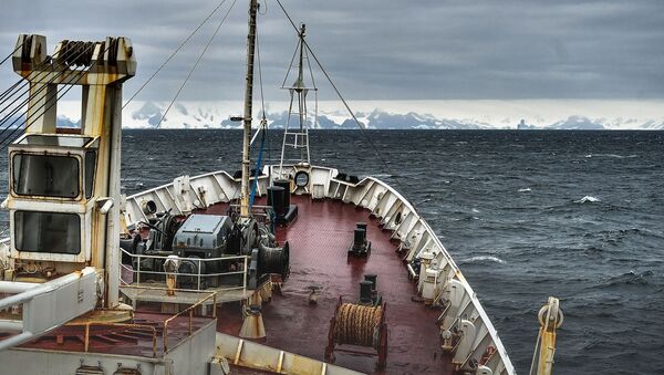 La expedición a bordo del barco oceanográfico ruso Almirante Vladimirskiy se acerca a la costa de la isla de Alejandro I en la Antártida - Sputnik Mundo