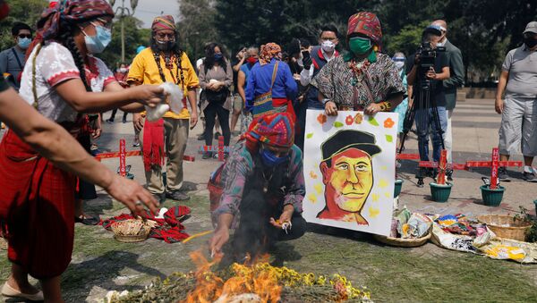 Indígenas maya durante una ceremonia en memoria de Domingo Choc en Ciudad de Guatemala - Sputnik Mundo