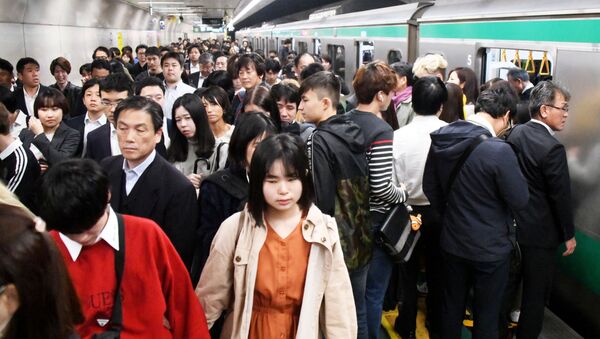 La hora pico en el metro de Tokio, Japón - Sputnik Mundo