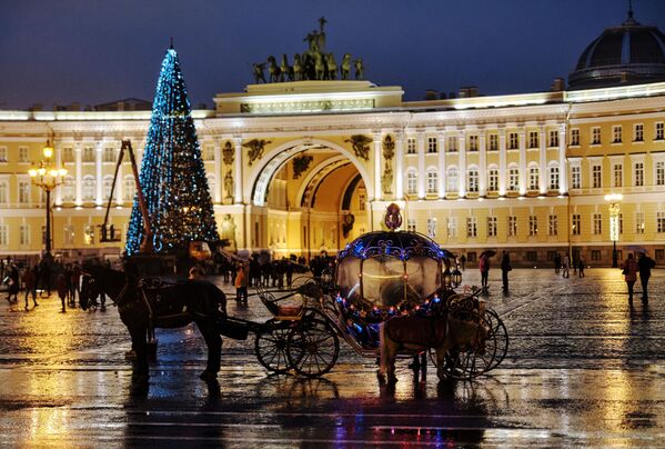 El árbol de Navidad en la plaza del Palacio en San Petersurgo - Sputnik Mundo