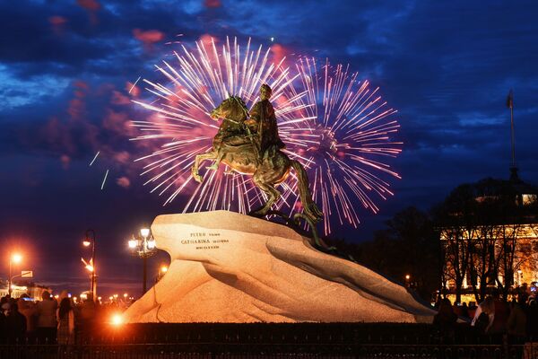 Fuegos artificiales en el Día de la Gran Victoria sobre la plaza del Senado y el monumento a Pedro el Grande el San Petersburgo - Sputnik Mundo