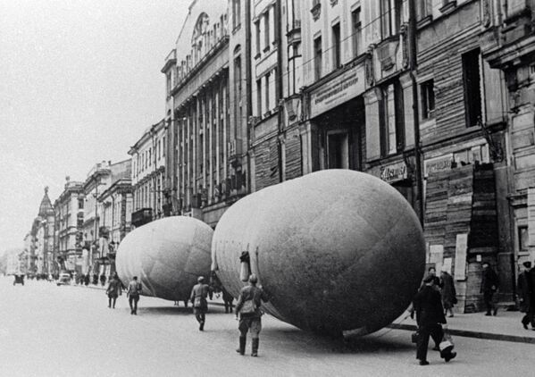 Los elementos de la defensa antiaérea en la avenida Nevski, durante el sitio de Leningrado - Sputnik Mundo